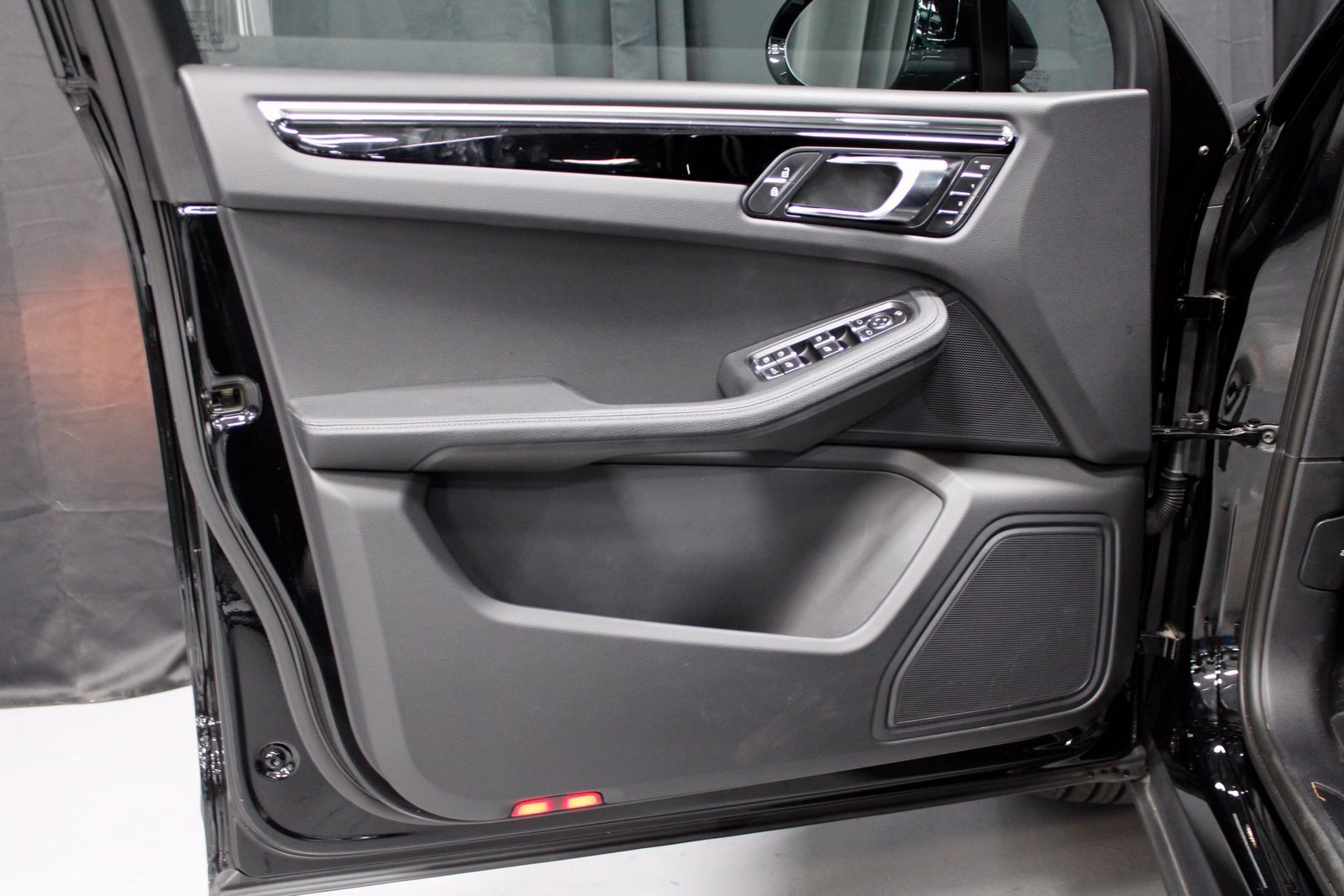 Certified 2025 Porsche Macan AWD/4WD image 24