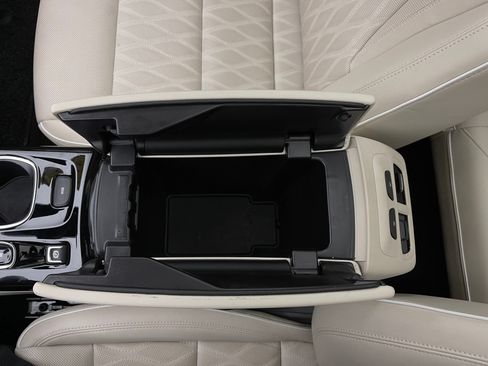 Used 2022 Buick Envision Avenir w/ Technology Package II FWD image 38