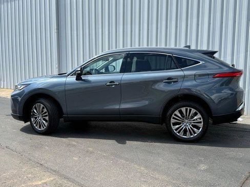 Used 2024 Toyota Venza XLE AWD/4WD image 2