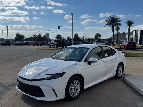 Used 2026 Toyota Camry LE w/ Convenience Package image 4