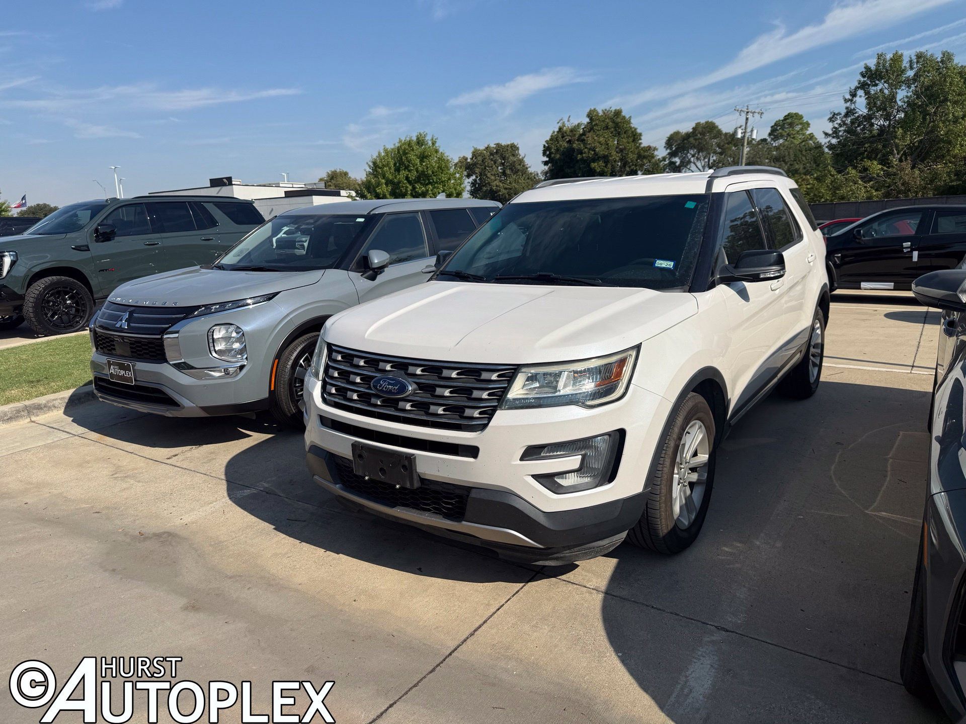 Used 2017 Ford Explorer XLT FWD image 1