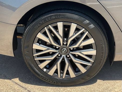 Used 2025 Nissan Altima 2.5 SV FWD image 7