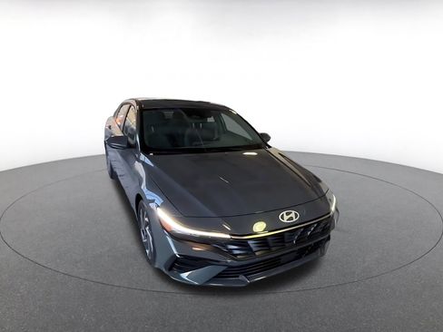 Used 2025 Hyundai Elantra SEL image 3