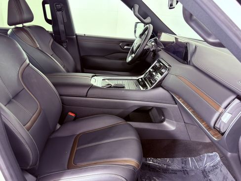 Used 2025 Nissan Armada SL w/ Captain's Chari Seat Package AWD/4WD image 10