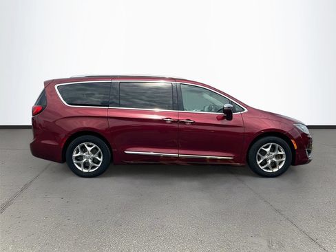 Used 2017 Chrysler Pacifica Limited FWD image 8