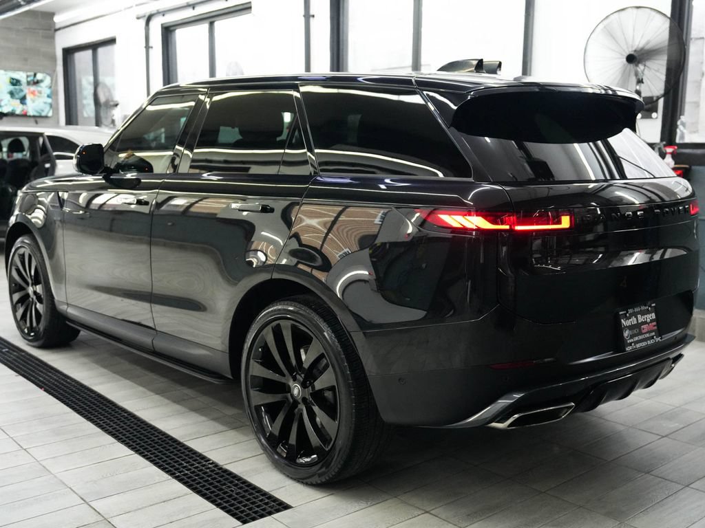 Used 2024 Land Rover Range Rover Sport SE AWD/4WD image 6
