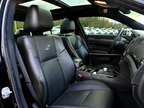 Used 2022 Chrysler 300 S w/ Comfort Group image 9