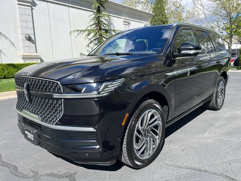 Used 2025 Lincoln Navigator Reserve AWD/4WD image 3