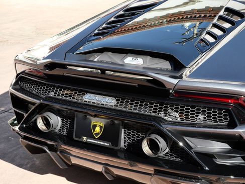Used 2021 Lamborghini Huracan EVO image 16