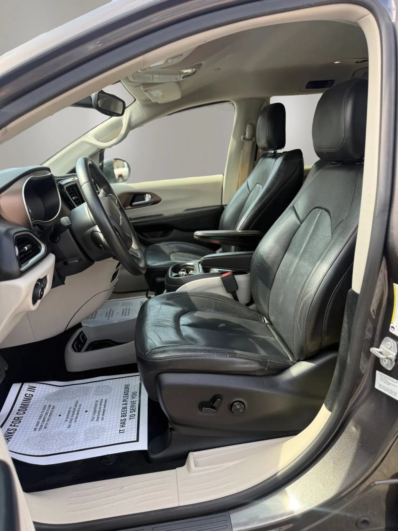 Used 2017 Chrysler Pacifica Touring-L FWD image 16