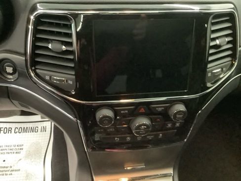 Used 2021 Jeep Grand Cherokee Limited AWD/4WD image 16