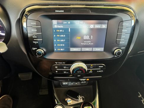 Used 2018 Kia Soul ! FWD image 14