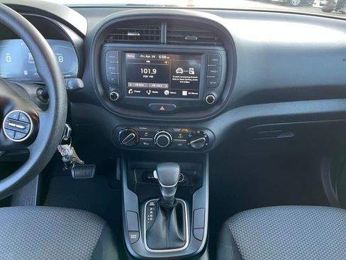 Used 2025 Kia Soul LX w/ LX Technology Package FWD image 17