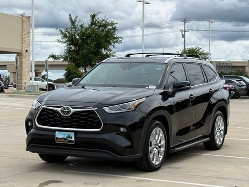 Used 2023 Toyota Highlander Limited FWD image 7