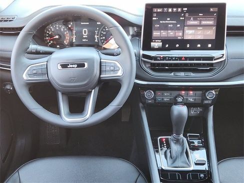 Used 2026 Jeep Compass Latitude image 24