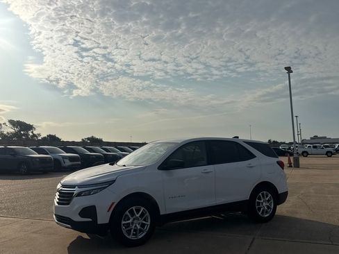 Used 2023 Chevrolet Equinox LS w/ LS Convenience Package FWD image 12