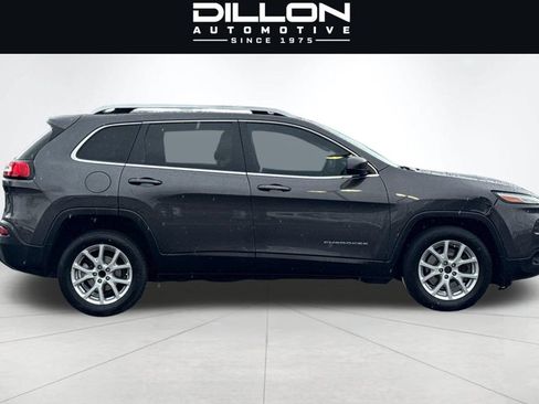 Used 2017 Jeep Cherokee Latitude FWD image 3