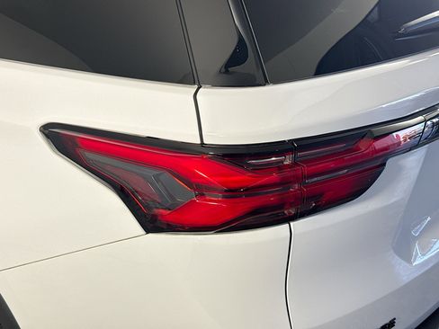 Used 2024 Chevrolet Traverse RS image 36