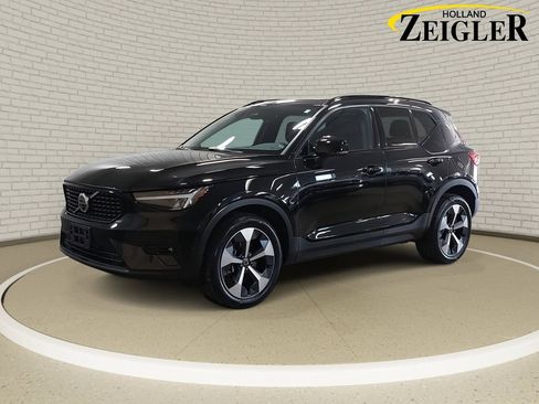 Used 2024 Volvo XC40 B5 Plus w/ Climate Package AWD/4WD image 1
