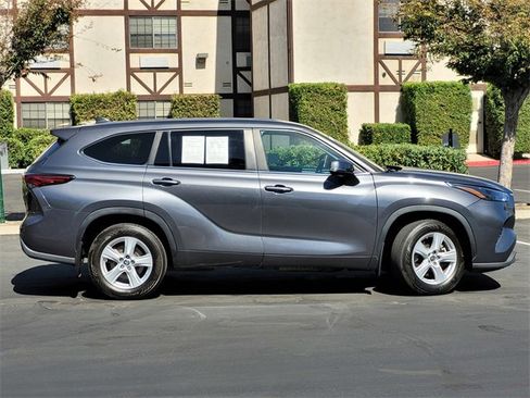 Used 2023 Toyota Highlander LE image 4