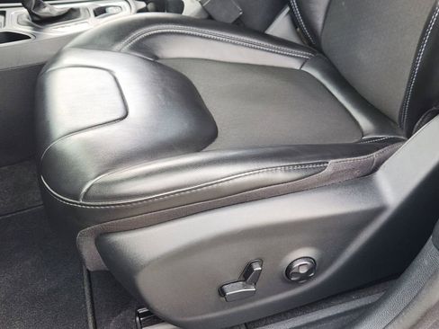 Used 2020 Jeep Cherokee Latitude Plus w/ Comfort/Convenience Group image 17