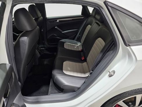 Used 2018 Volkswagen Passat 3.6 FWD image 28