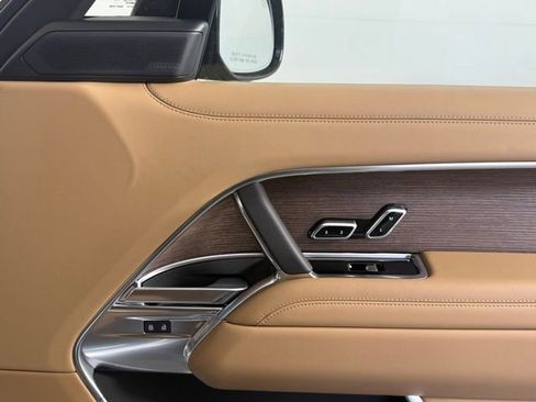 New 2025 Land Rover Range Rover Long Wheelbase SE image 17