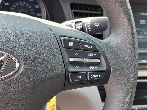 Used 2020 Hyundai Elantra SE FWD image 23