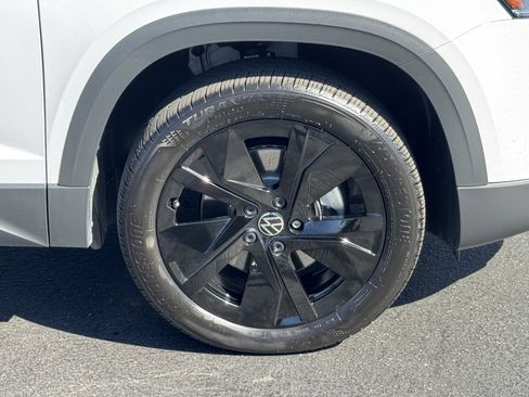 Used 2025 Volkswagen Taos SE image 12