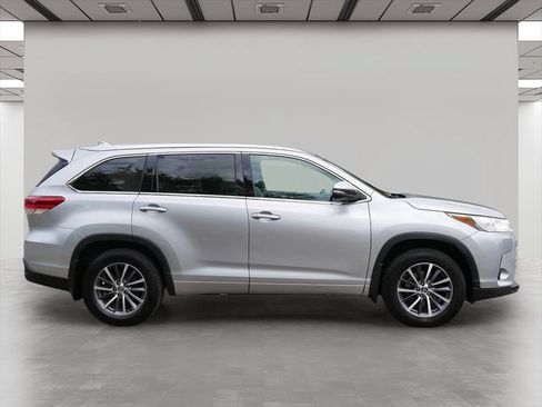 Used 2017 Toyota Highlander XLE AWD/4WD image 6