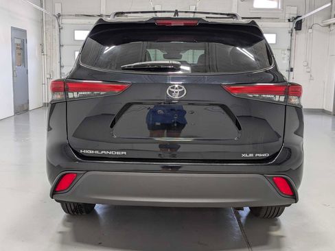 Used 2021 Toyota Highlander XLE AWD/4WD image 9
