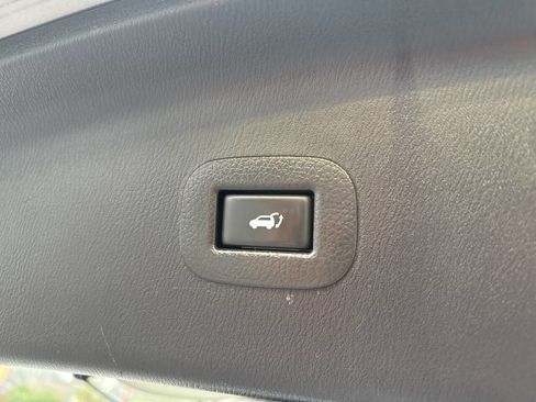 Used 2011 INFINITI QX56 4WD w/ Deluxe Touring Pkg image 8