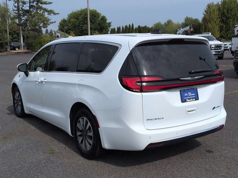 Used 2023 Chrysler Pacifica Touring-L FWD image 3