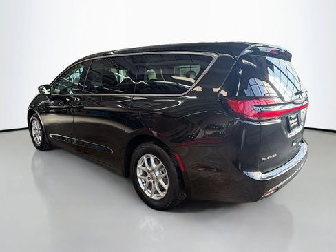 Used 2023 Chrysler Pacifica Touring-L FWD image 7