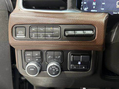 Used 2022 GMC Yukon XL Denali w/ Denali Premium Package image 21