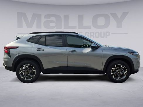 Used 2026 Chevrolet Trax LT w/ Sunroof Package image 6