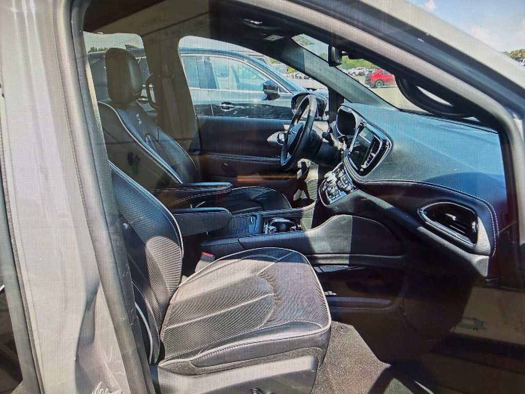 Used 2025 Chrysler Pacifica Limited FWD image 10