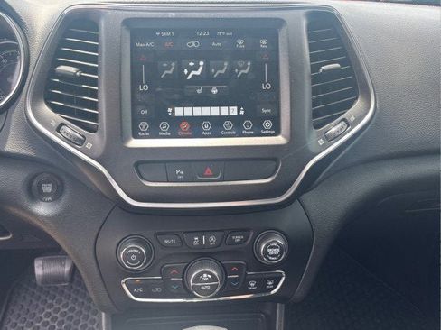 Used 2019 Jeep Cherokee Trailhawk w/ Cold Weather Group image 17