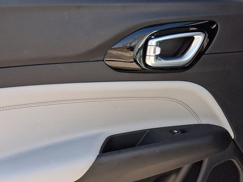 Used 2025 Jeep Compass Limited image 19