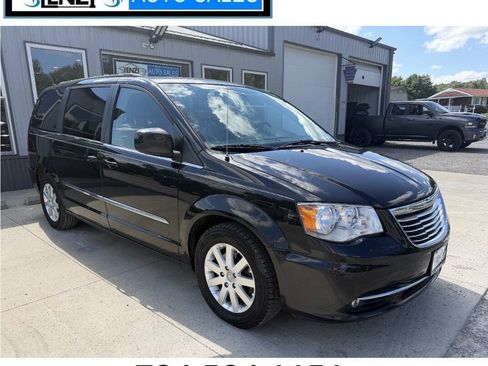 Used 2015 Chrysler Town & Country Touring FWD image 1