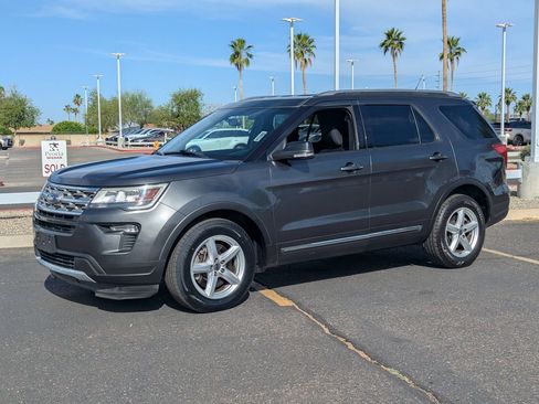 Used 2018 Ford Explorer XLT FWD image 2