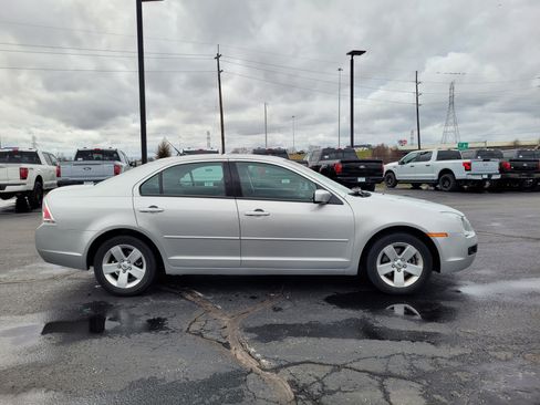 Used 2009 Ford Fusion SE FWD image 2