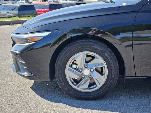 Certified 2025 Hyundai Elantra SE FWD image 6