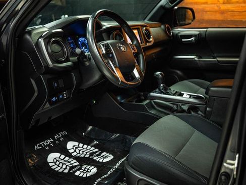Used 2020 Toyota Tacoma TRD Off-Road AWD/4WD image 8