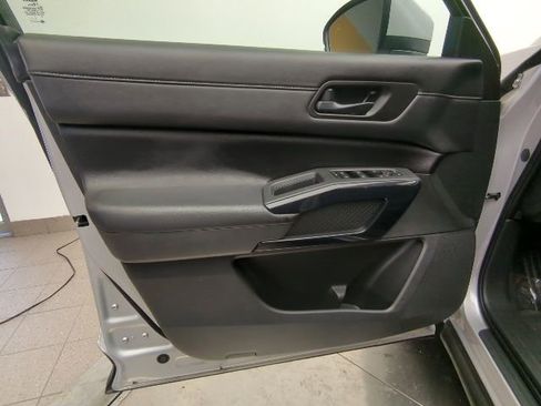 Used 2025 Nissan Pathfinder SV image 22