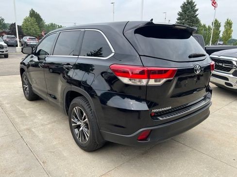 Used 2019 Toyota Highlander LE AWD/4WD image 4