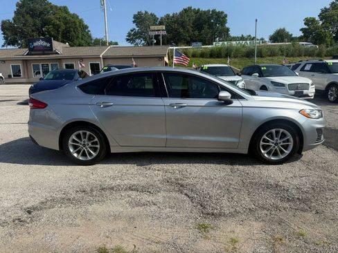 Used 2020 Ford Fusion SE FWD image 2