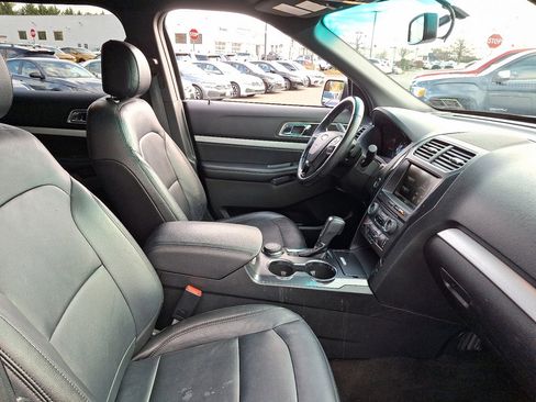 Used 2016 Ford Explorer XLT w/ Equipment Group 202A image 12