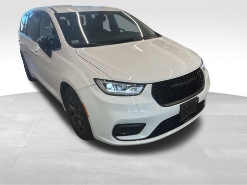 Used 2024 Chrysler Pacifica Select image 21