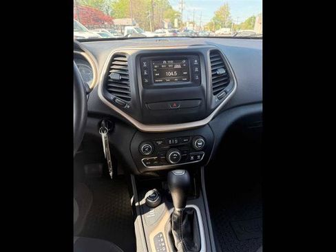 Used 2017 Jeep Cherokee Sport AWD/4WD image 4